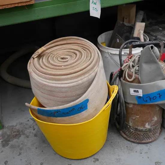 submersible pump with 3 lengths of hose