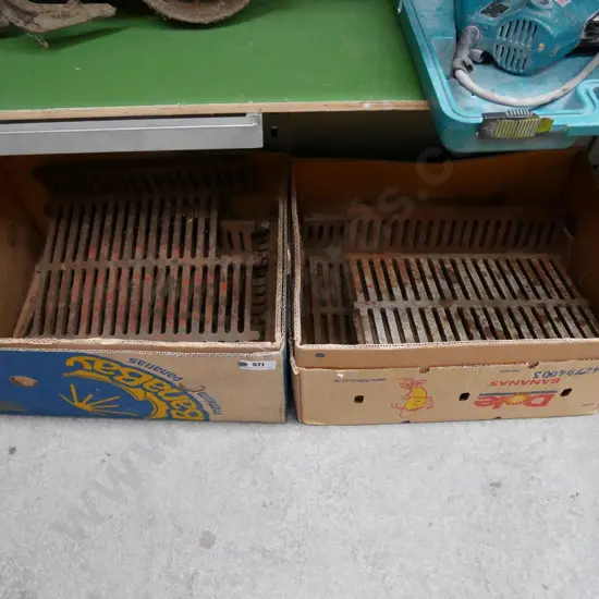 2 boxes of fire grates - green dots