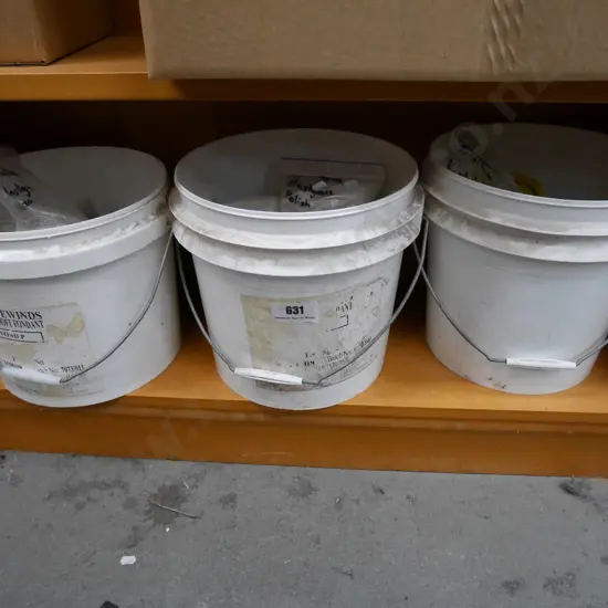3 buckets of sand blasting grits