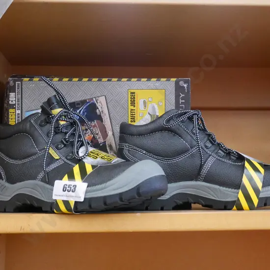 as-new size 43 Safety Jogger steel cap work boots