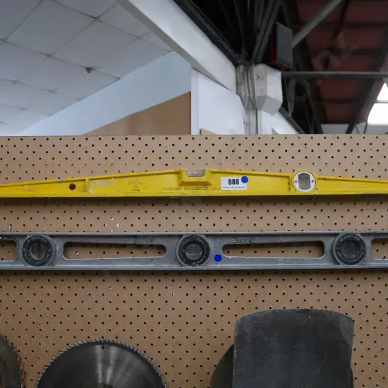 2 spirit levels - blue dots