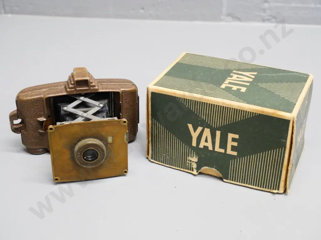 vintage Univex Minicam folding miniature roll-film camera with Ilex lens - made in USA H-70 W-100 Image 1++