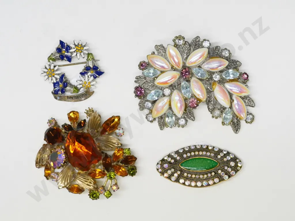 4 asstd costume brooches Image 1++