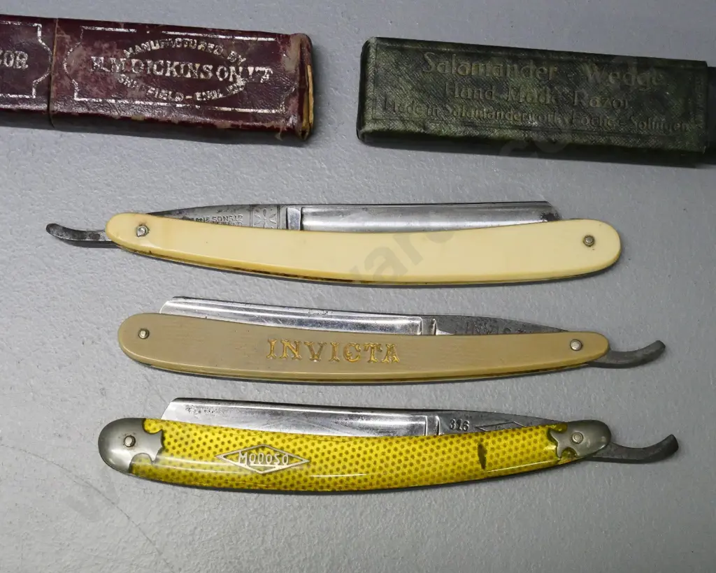 3 straight razors in cases - cases don't necessarily match Image 1++