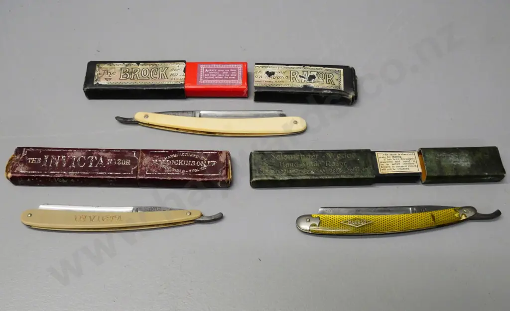 3 straight razors in cases - cases don't necessarily match Image 1++