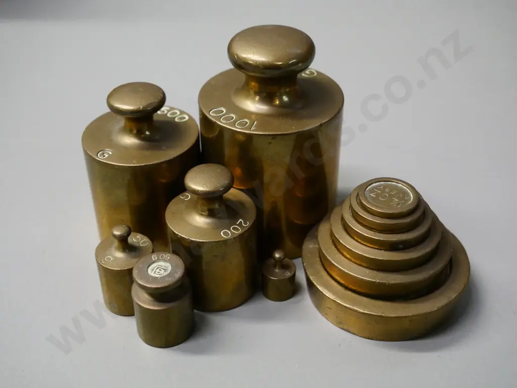 assorted cast brass scale weights - largest is marked 1000g H-80 Image 1++