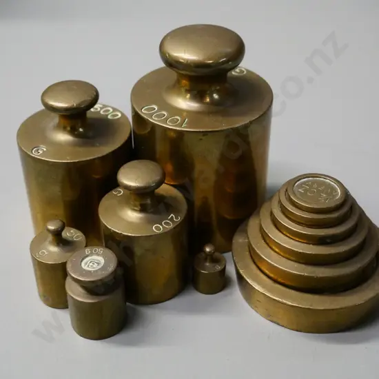 assorted cast brass scale weights - largest is marked 1000g H-80