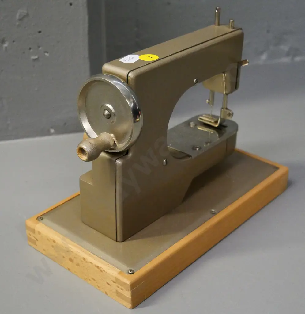 Regina miniature hand-crank sewing machine - made in Germany, marked 'U.S. Zone' H-160 W-220 D-115 Image 1++