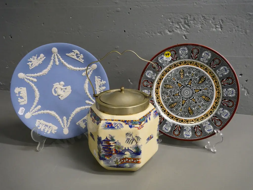 2 Wedgwood plates - blue Jasperware and 'Indian' - and a Coronet willow biscuit barrel Image 1++