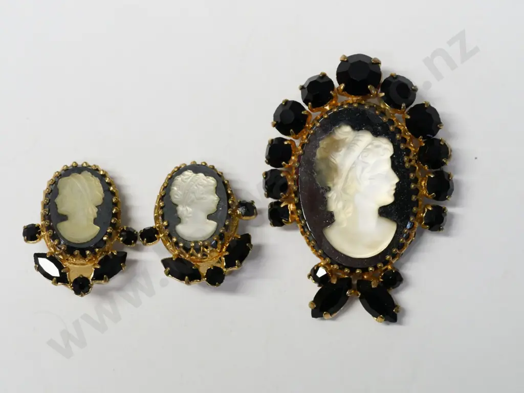 brooch & earring set [clip on] Image 1++