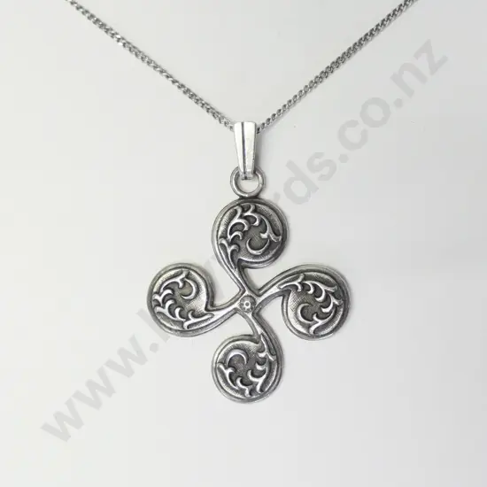 silver pendant stamped 925