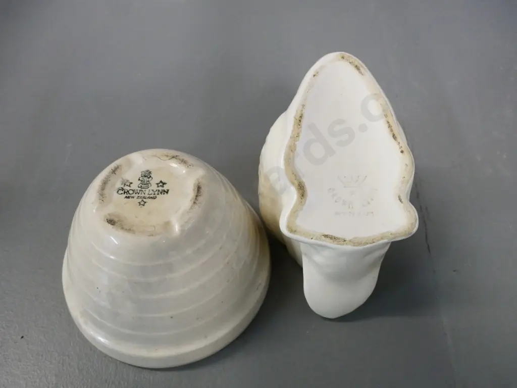 2 Crown Lynn items - early tiki mark beehive mixing bowl and a small white swan vase with glaze fleck Image 1++