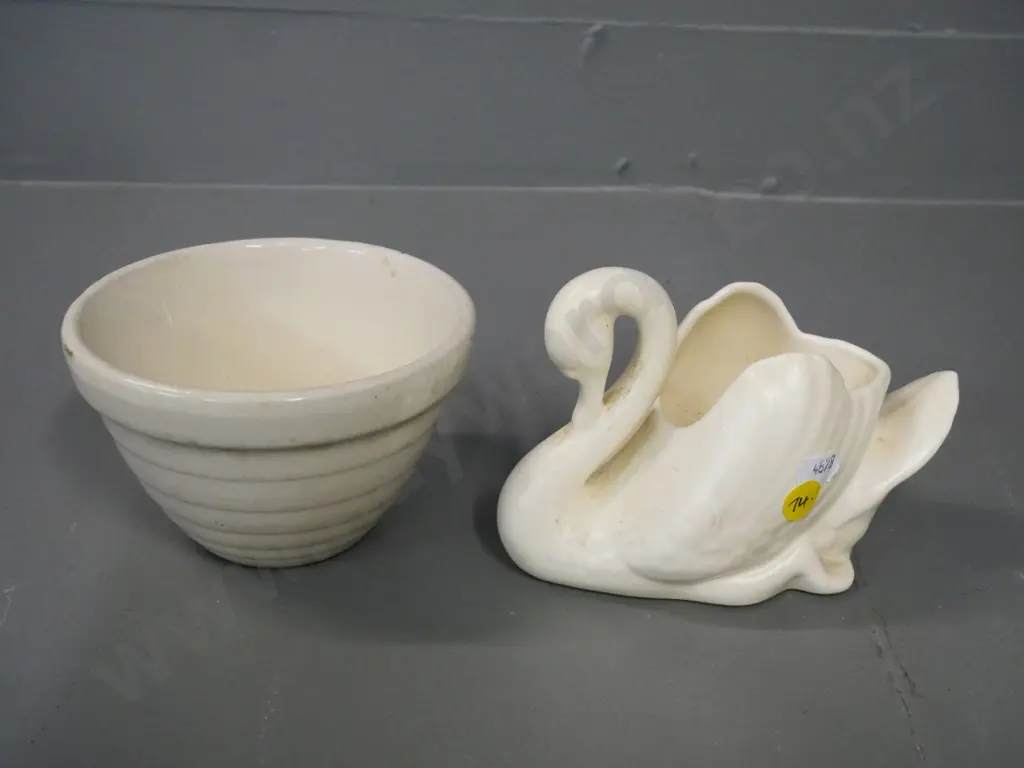 2 Crown Lynn items - early tiki mark beehive mixing bowl and a small white swan vase with glaze fleck Image 1++