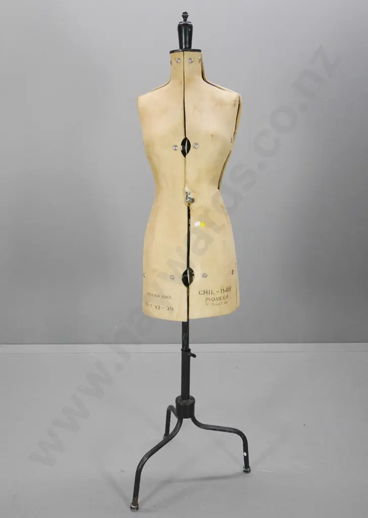 vintage Chil-Daw British adjustable size 32-39 dressmaker's form on metal stand, some fraying to fabric H-1640 Image 1++