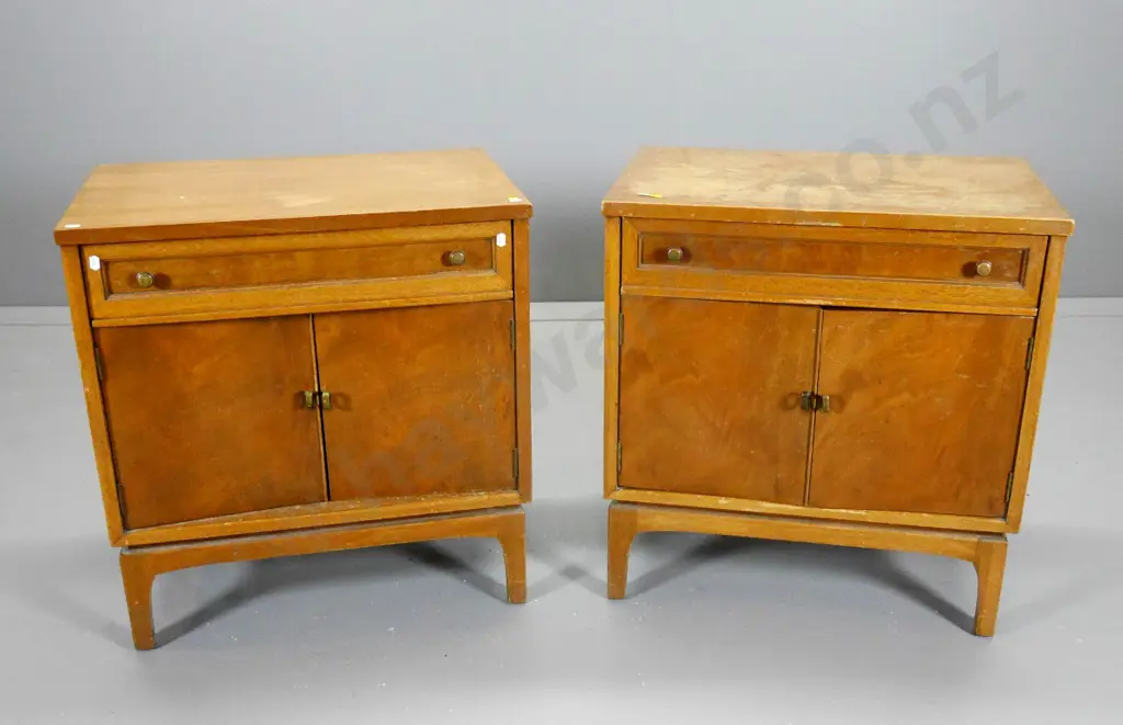 pair mid-century Red Lion mahogany bedside cabinet w/brass handles, has polish wear H640 W610 D410 Image 1++