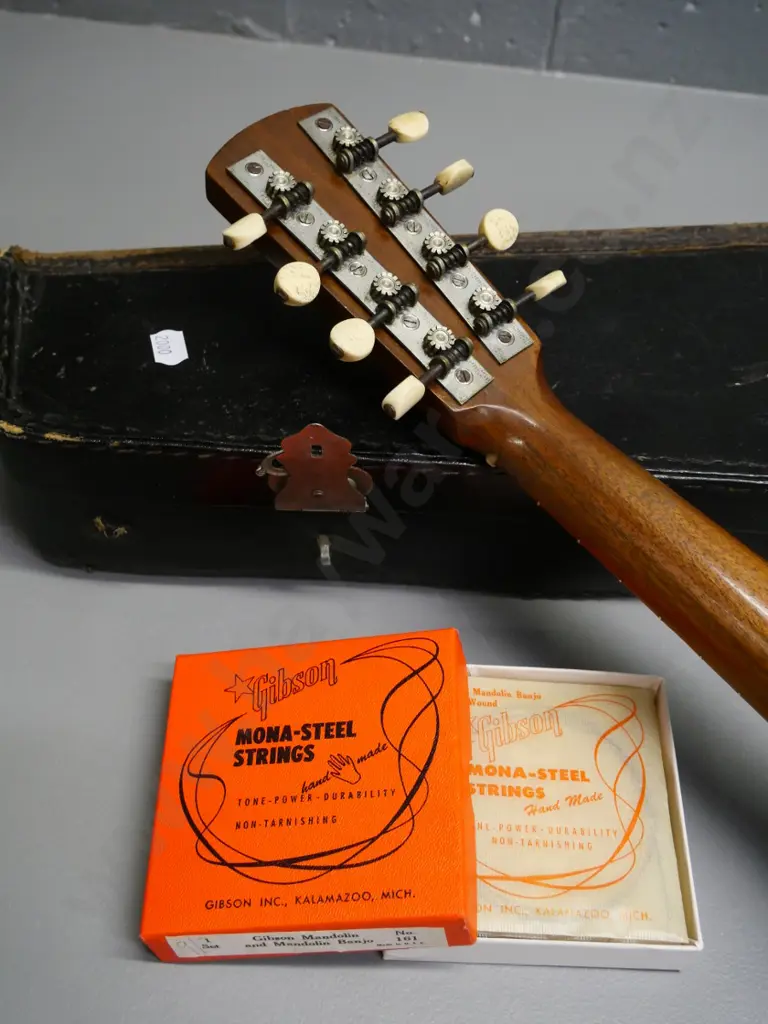 cased banjo mandolin L-540, case marked 'Reliance' - missing some strings, with spares & key in case Image 1++