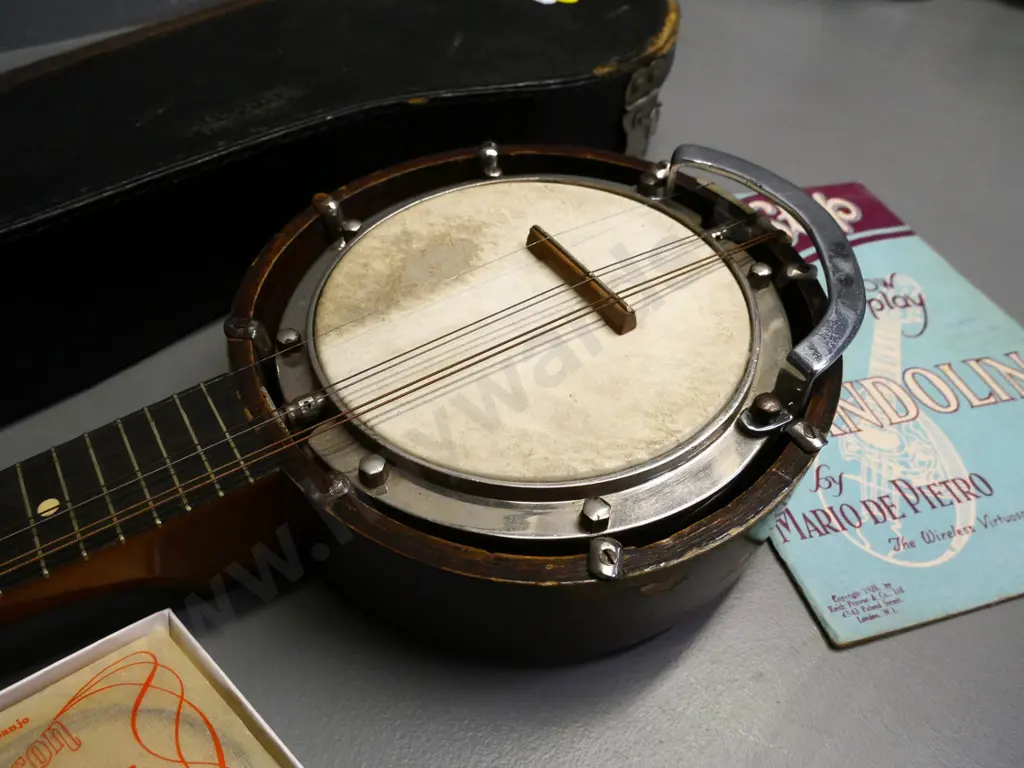 cased banjo mandolin L-540, case marked 'Reliance' - missing some strings, with spares & key in case Image 1++