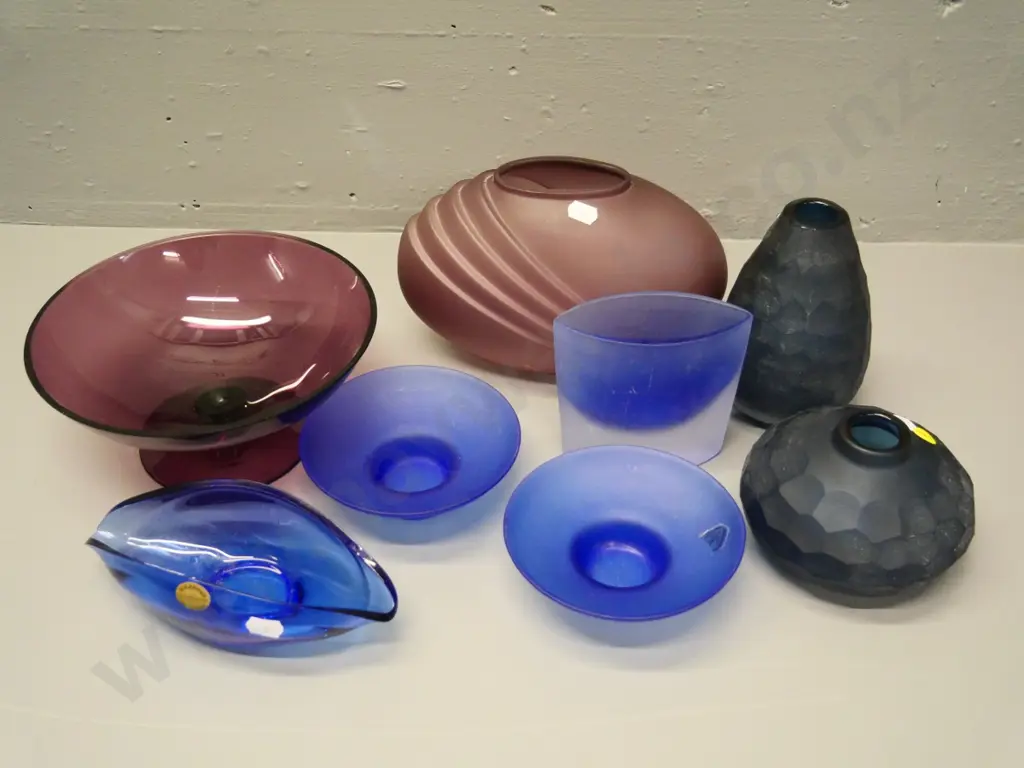 8 assorted pieces of coloured glass with frosted or faceted finishes - purple vase is H-140 W-200 Image 1++