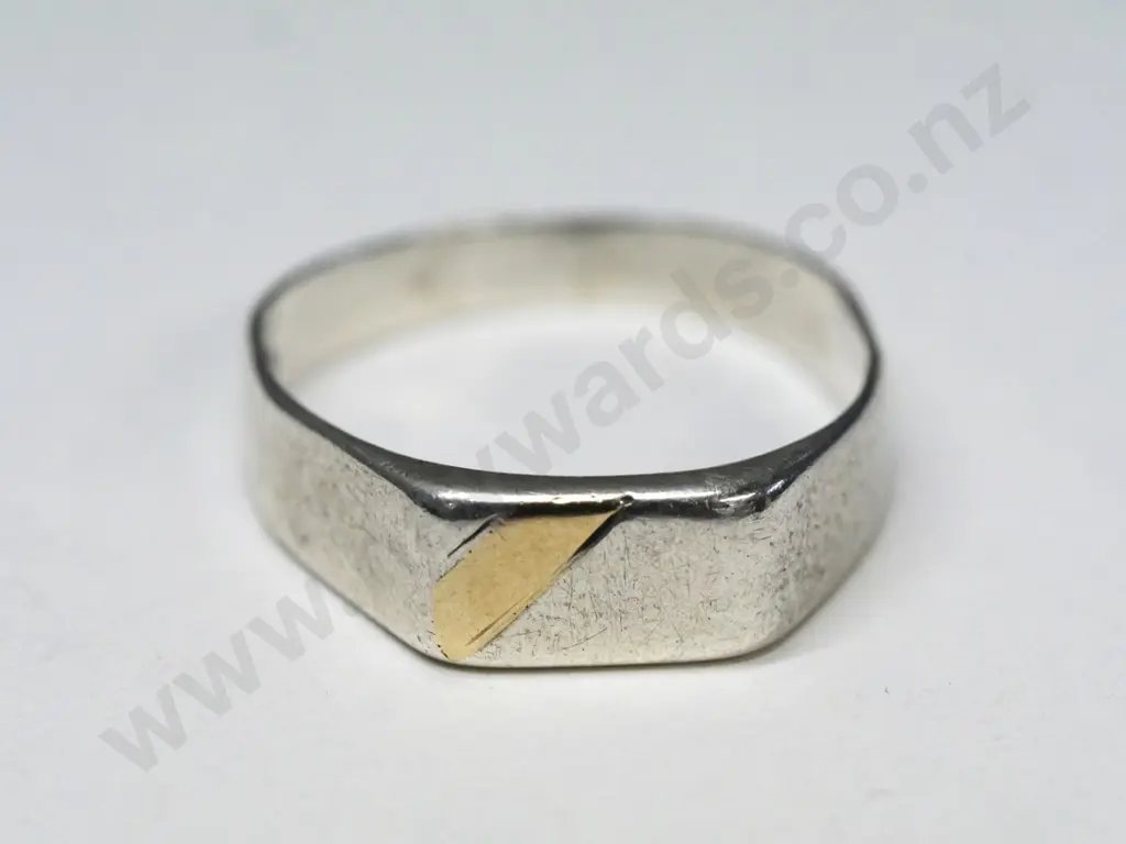 silver mans ring stamped 375 Pascoes Image 1++