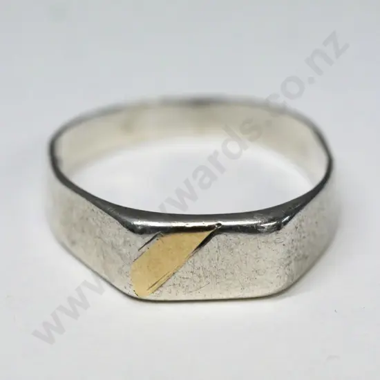 silver mans ring stamped 375 Pascoes