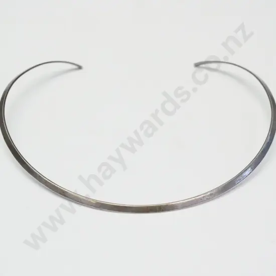 silver collar stamped 925