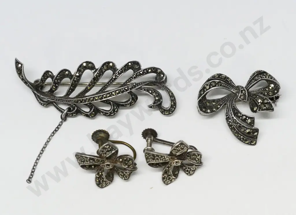 2 marcasite brooches stamped 925 & pair marcasite screw on earrings no mark Image 1++