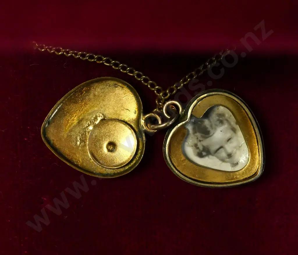 9ct lined locket with ruby Image 1++