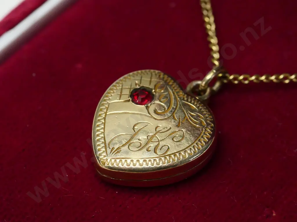 9ct lined locket with ruby Image 1++
