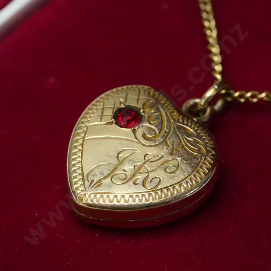 9ct lined locket with ruby