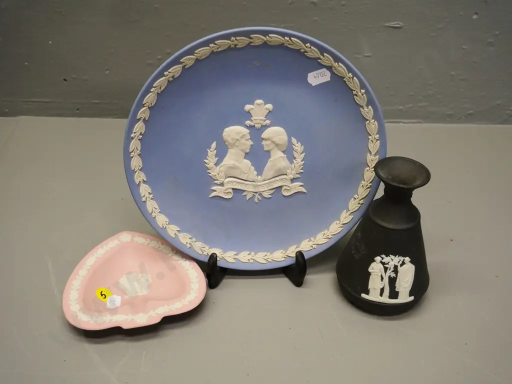 3 pieces of Wedgwood jasper ware - pink ash tray, black vase, Charles & Diana wedding plate Image 1++