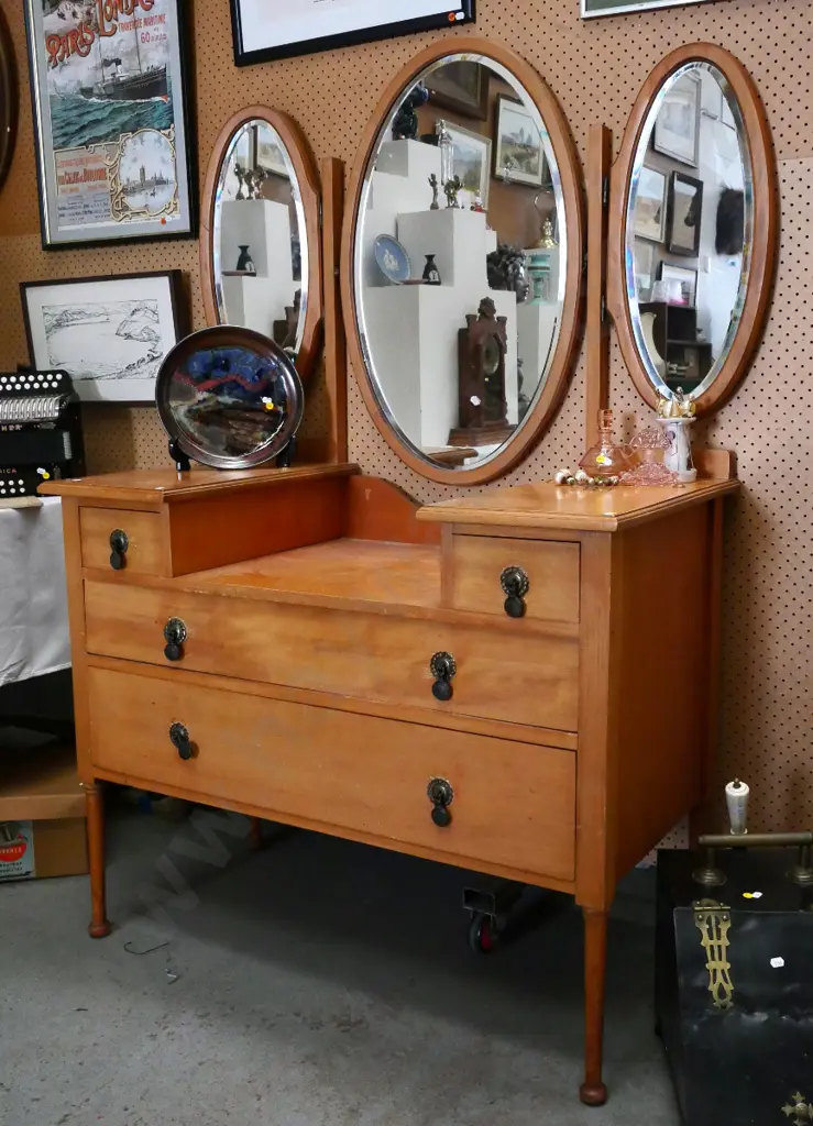 deco kauri dressing table with 4 drawers, drop  handles, 3 bevelled mirrors, some desilvering, wear to polish H620 W1140 Image 1++