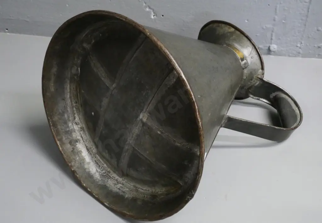 wide-based tin dairy jug H-310 Diameter 300 at base Image 1++