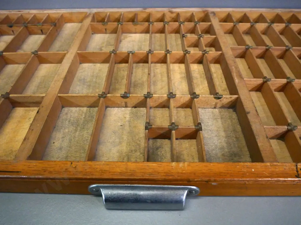 vintage printing type tray with metal joint reinforcement, metal handle W-820 D-420 Image 1++