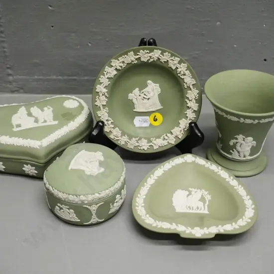 5 pieces of green Wedgwood jasper ware - mark to lid of one trinket