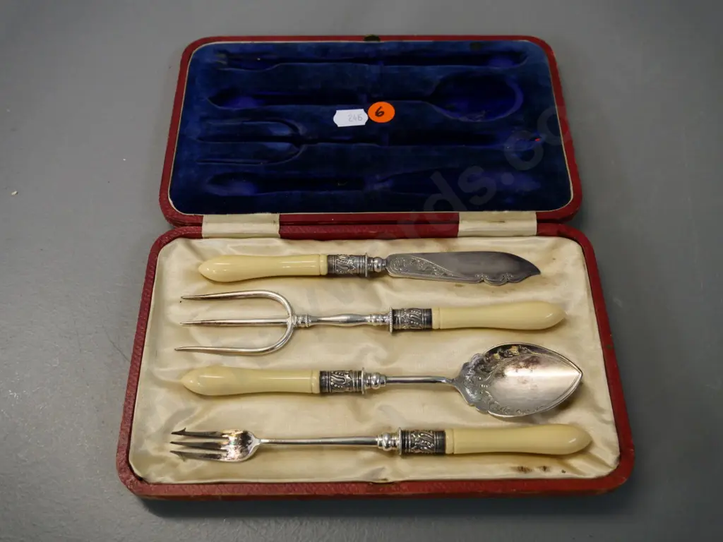 cased set of sterling silver bone handled small serving items Image 1++