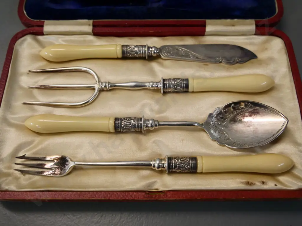 cased set of sterling silver bone handled small serving items Image 1++