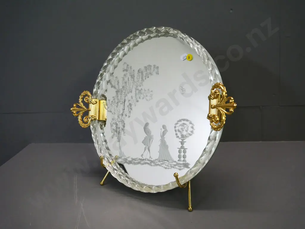 mirrored display tray with etched romance scene and gilt handles, with metal stand - Diameter 360 Image 1++