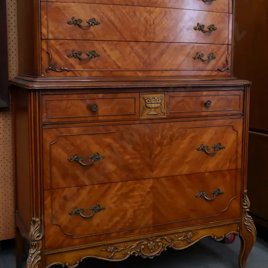 mahogany Louis-style 6-drawer chest on chest w/veneer & marquetry fronts, carved detail, polish wear H1370 W950 D520