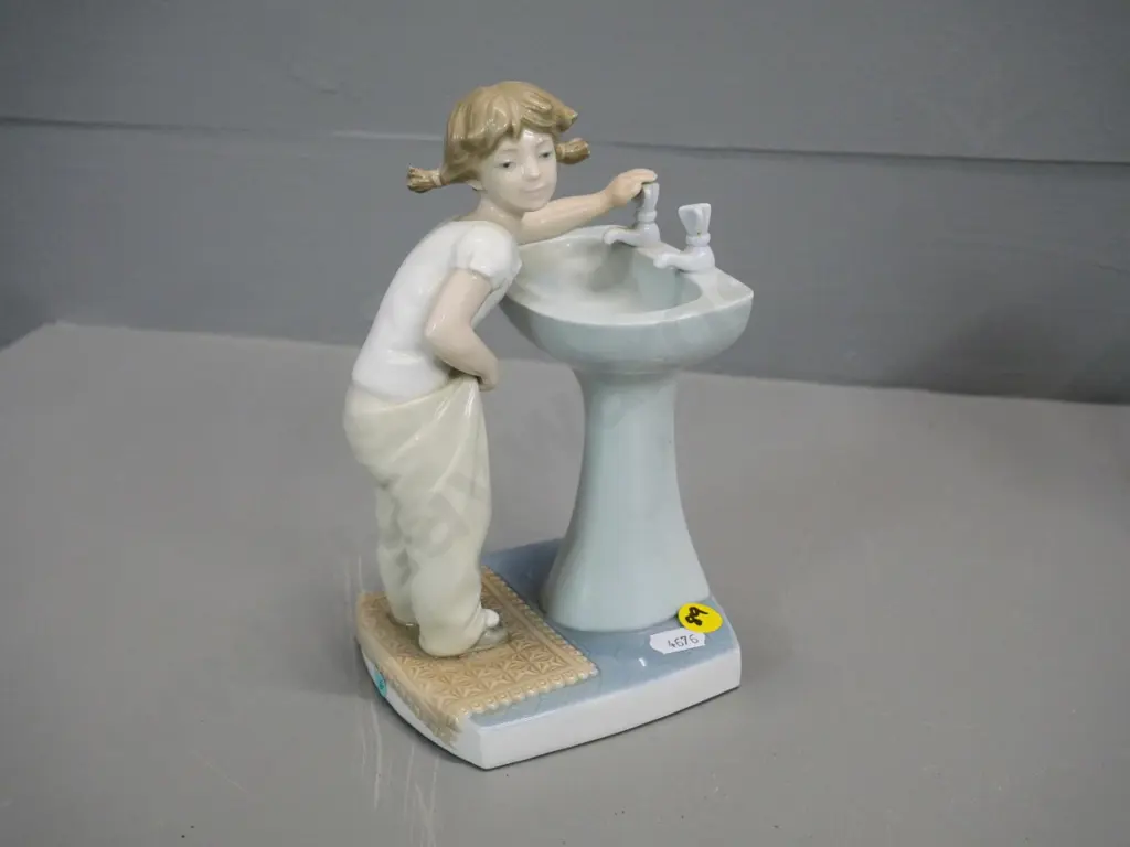 Lladro  figurine - girl at hand basin H-200 Image 1++
