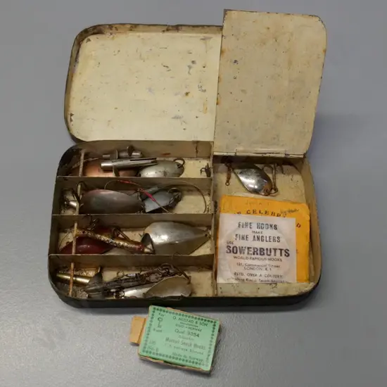 tin of vintage fishing lures, hooks, etc. - 130 x 200