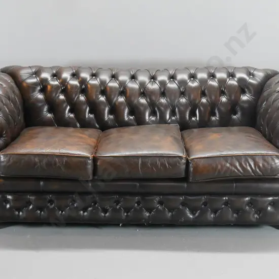 deep-button leather 3-seater chesterfield settee w/brass studs, bun feet, scuff/scratch marks H750 L1900 D860