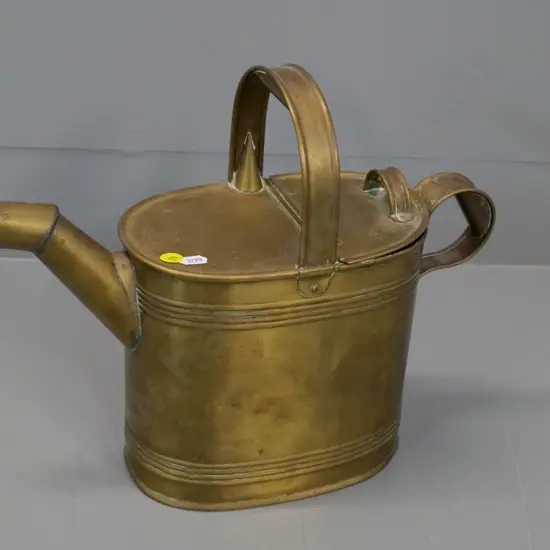 brass watering can with hinged flap lid - small piece missing on spout H-280 L-330 across spout
