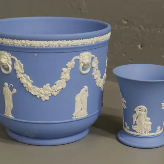 Wedgwood light blue jasperware jardiniere H-160 D-175 and vase