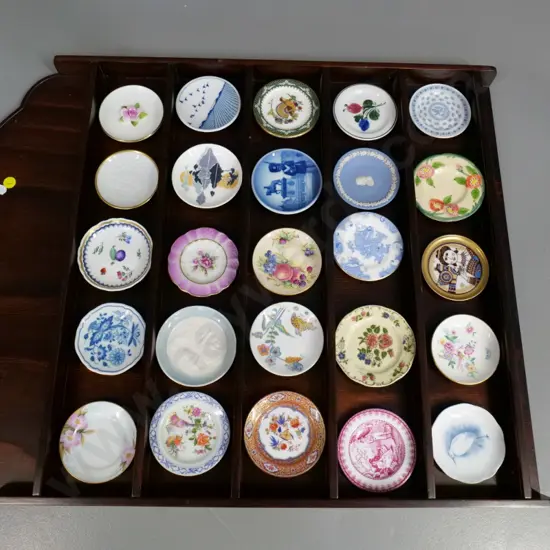 25 miniature plates and wooden display rack - Franklin Mint World's Great Porcelain Houses Collection H640 W490