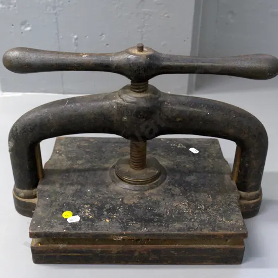 heavy cast iron book press - some surface corrosion, missing top cap? H-300 W-410 D-250
