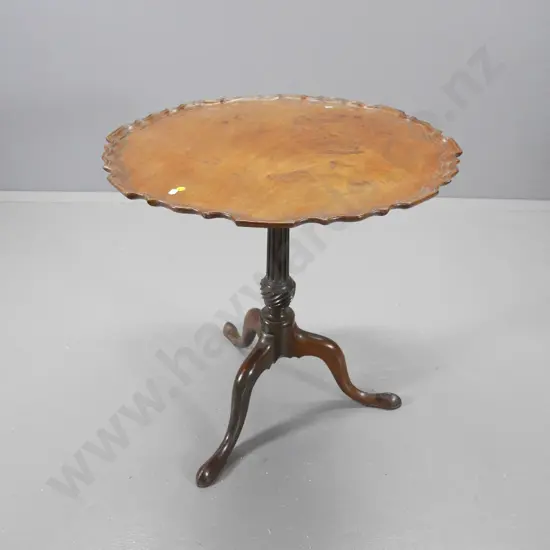 vintage walnut round occasional table on tripod column base, pie-crust edge, some splitting H720 D680