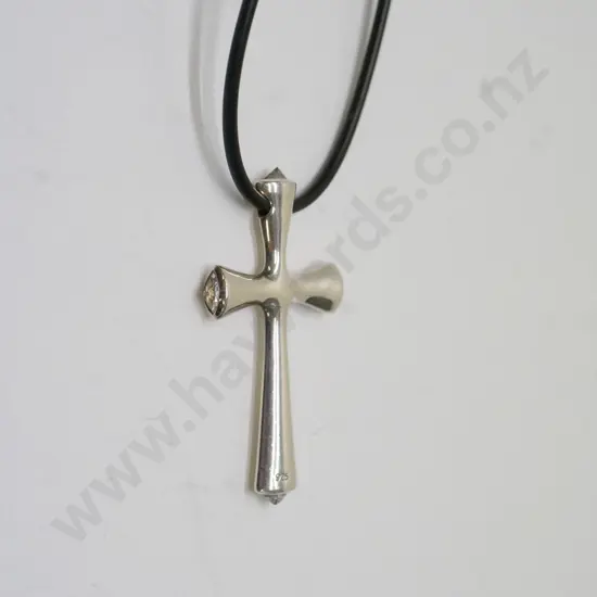 silver cross with cz stones on tips stamped 925