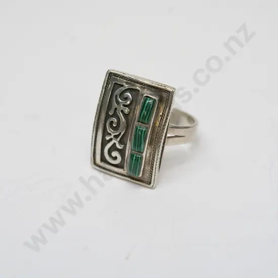 silver ring with engaving & 3 green stones stamped 925