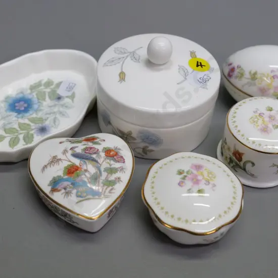 5 Wedgwood lidded trinkets and a pin dish - largest is diameter 80