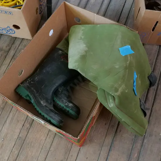 pair of size 9 neoprene waders